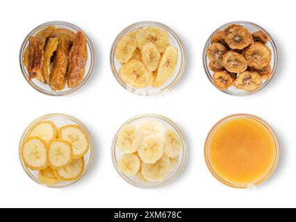 Getrocknete süße Bananen mit rohen Bananenscheiben und Marmelade in Glasschalen auf weißem Hintergrund. Draufsicht. Stockfoto
