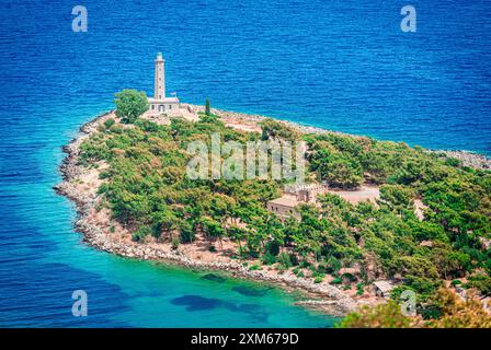 Cranae oder Kranai, auch Marathonisi, eine Insel vor der Küste von Gytheio, die durch einen 1898 errichteten Damm mit dem Land verbunden ist. In Mani, Peloponnes, Griechenland Stockfoto