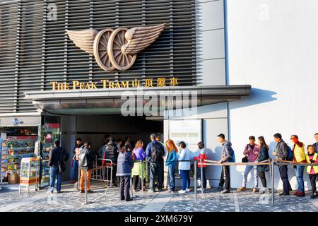 Schlange an der Straßenbahn, die vom Victoria Peak in Hongkong abfährt Stockfoto