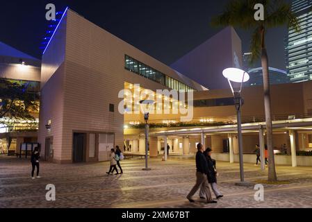 Der Platz in der Nähe des Hong Kong Museum of Art am Abend Stockfoto