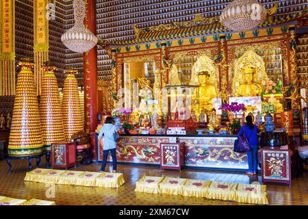 Goldene Buddha-Statuen im Inneren des zehntausend Buddha Stockfoto