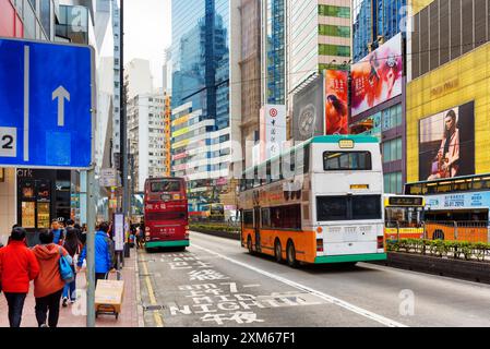 Deckerbusse und Straßenbahnen auf den zentralen Straßen von Hongkong Stockfoto