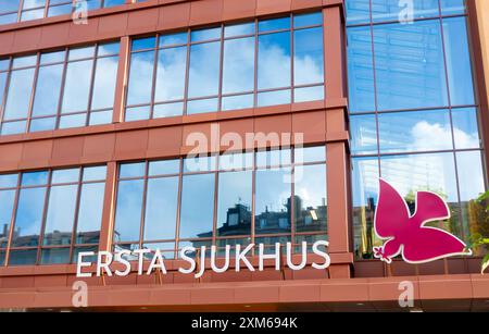 Stockholm, Schweden - 25. Juli 2024: Fassade und Haupteingang des Krankenhausgebäudes Ersta Sjukhus im Besitz von Ersta diakoni an einem hellen Sommermorgen Stockfoto