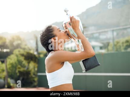 Spieler-, Tennis- und KISS-Trophäe auf dem Platz, Gewinner und Auszeichnung für Spielerfolg oder Wettkampferfolg. Ziele, Preis und dankbare Frau oder draußen mit Stockfoto