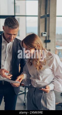 Zwei Experten für professionelle Führungskräfte diskutieren über die Zusammenarbeit mit Finanzbuchhaltungsunterlagen Stockfoto