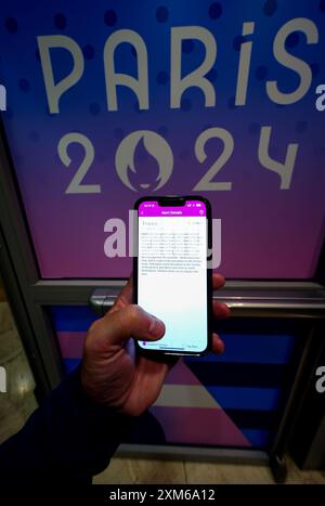 Eine allgemeine Ansicht eines Alarms, der über die RSA Travel Assistance App auf einem Mobiltelefon in Paris empfangen wurde. Französische Bahnbeamte sagen, dass mehrere Strecken von "böswilligen Handlungen" getroffen wurden, die den Verkehr vor den Olympischen Spielen stark gestört haben. Bilddatum: Freitag, 26. Juli 2024. Stockfoto