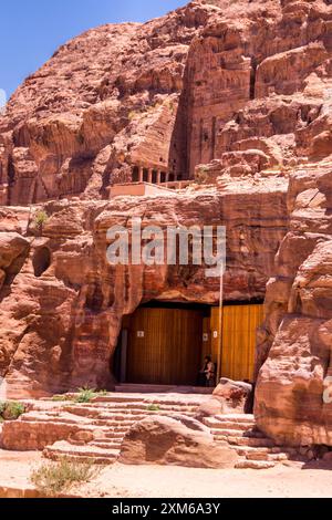 Moderne Toiletten zwischen Nabatäergräbern, Straße der Fassaden, UNESCO-Weltkulturerbe Petra, Jordanien Stockfoto