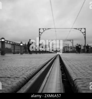 Detail der U-Bahn-Gleise und elektrischen Kabel auf dem Oberdeck der Brücke Dom Luis I, die Vila Nova de Gaia mit der Stadt Porto verbindet Stockfoto