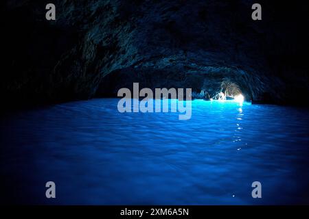 Reiseleiter in Ruderbooten bringen Touristen in die Blaue Grotte in Capri Italien Stockfoto
