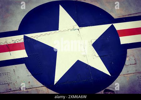 Nahaufnahme eines USAF-Roundels in einem Militärjet Stockfoto