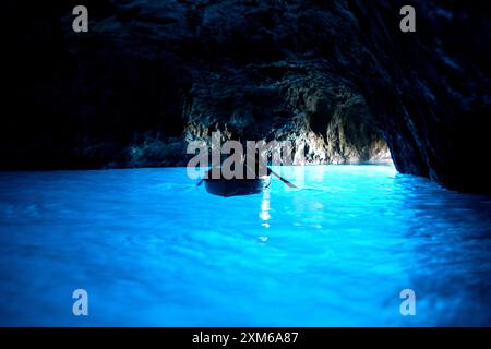 Reiseleiter in Ruderbooten bringen Touristen in die Blaue Grotte in Capri Italien Stockfoto