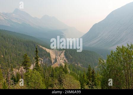 Im Jasper Valley im Jahr 2018, Jasper National Park, Kanada, rauchen dicke Waldbrände. Stockfoto