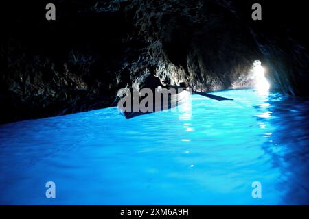 Reiseleiter in Ruderbooten bringen Touristen in die Blaue Grotte in Capri Italien Stockfoto
