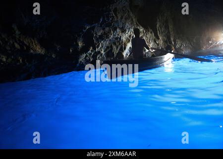 Reiseleiter in Ruderbooten bringen Touristen in die Blaue Grotte in Capri Italien Stockfoto