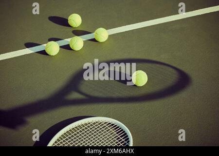 Schlägerschatten, Tennis und Bälle auf dem Platz im Freien für Spiele, Wettkämpfe oder Strukturmuster. Rasen, Sport und leerer Boden oben bei eingeschalteter Ausrüstung Stockfoto