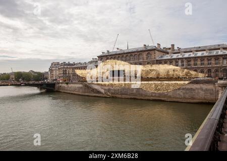 Vorbereitung der Eröffnungszeremonie der Olympischen Spiele 2024 in Paris vor dem Hotel Dieu Krankenhaus, wo es eine Tanzshow auf einem Körper von gibt Stockfoto