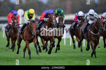 Newbury, Großbritannien. Juli 2024. Throubi (gelbe Kappe) von Ross Coakley gewinnt 8,45 das Rayner Bosch Car Service Handicap vor dem Lunar Shadow (weiße Kappe) von Hollie Doyle auf der Rennbahn Newbury, Großbritannien. Quelle: Paul Blake/Alamy Live News. Stockfoto