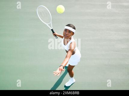 Servierspieler, Tennisspieler oder schwarze Frau bei Sportspielen für Match, Workout oder Sport auf dem Platz im Freien. Hobby, Ball oder höher von Sportlerin mit Schläger Stockfoto