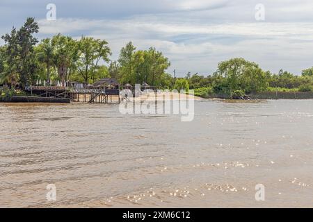 Ein improvisierter Strand mit einem Steg im Delta des Tigre-Flusses in der Nähe von Buenos Aires Stockfoto