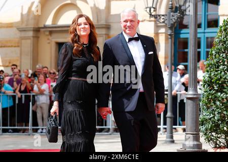 Alexander Herrmann Sternekoch mit Ehefrau Maxi Friedrichs bei der Eröffnung der 112.Richard-Wagner-Festspiele in Bayreuth *** Alexander Herrmann Starkoch mit Frau Maxi Friedrichs bei der Eröffnung des Richard-Wagner-Festivals 112 in Bayreuth Stockfoto