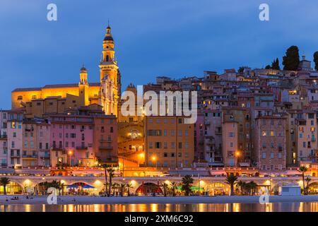 Ein Abend nach Sonnenuntergang in der farbenfrohen Stadt Menton, einer französischen Gemeinde und Stadt im Departement Alpes-Maritimes und Provence-Alpes-Côt Stockfoto