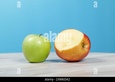 Äpfel verschiedener Sorten liegen auf dem Tisch. Stockfoto