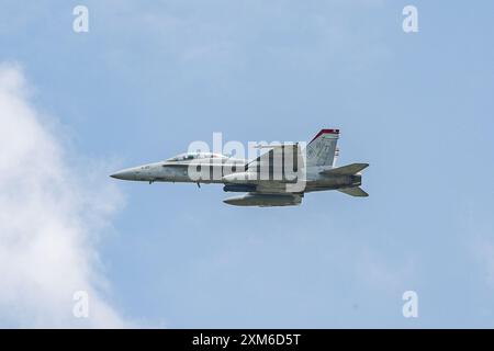 Ein F/A-18D Hornet-Flugzeug des U.S. Marine Corps, mit Marine All-Weather Fighter Attack Squadron (VMFA(AW))-224, Marine Aircraft Group 31, 2nd Marine AIRC Stockfoto