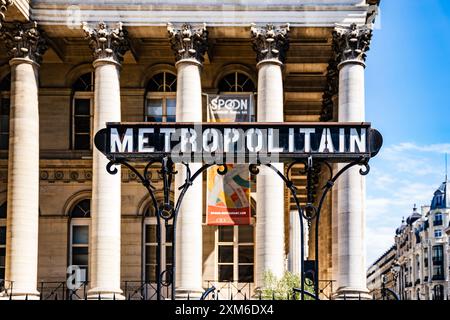 Paris Oldtimer Metro (U-Bahn) Eingangsschild am Place de la Bourse, mit neoklassizistischem Kolonnade der Pariser Börse im Hintergrund, Paris, Frankreich Stockfoto