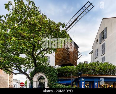 Fassade des Moulin de la Galette, ein Restaurant mit der ursprünglichen Windmühle „Moulin Radet“, in der butte of Montmartre, Paris, Frankreich Stockfoto