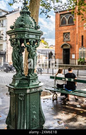 Wallace-Brunnen, Trinkbrunnen mit gusseisernen Karyatiden, benannt nach Sir Richard Wallace und entworfen von diesem, in Place des Abbesses, Montmartre, Paris Stockfoto