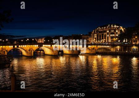 Pont Neuf („neue Brücke“) die älteste Brücke über die seine in Paris, Frankreich, bei Nacht, mit Lichtern, Paris Stadtzentrum, Frankreich Stockfoto