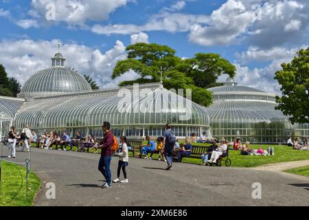 Die Leute genießen den Sonnenschein in den Botanic Gardens, Glasgow, Schottland, Großbritannien Stockfoto