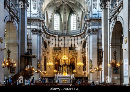 Innenschiff der römisch-katholischen Kirche Saint-Paul-Saint-Louis im italienischen Barockstil in der Rue de Rivoli im Marais-Viertel von Paris, Frankreich Stockfoto