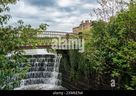 Weir am Ripley Lake, Ripley Castle, North Yorkshire Stockfoto