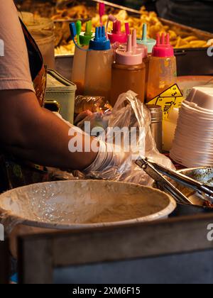 Street Food Vendor bereitet Bestellung in Thailand vor Stockfoto