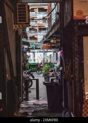 Eine enge Gasse in Bangkok, Thailand Stockfoto