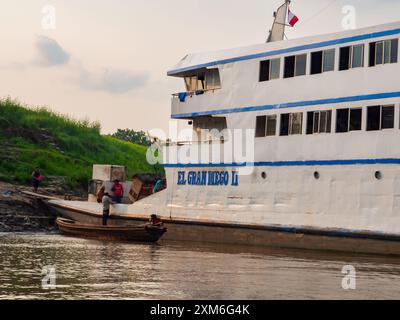 Santa Rosa, Peru - 18. September 2018: Blick auf das langsame Boot 'Gran Diego' im kleinen Hafen am Amazonas. Amazonien. Südamerika Stockfoto