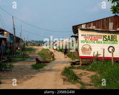 Santa Rosa, Peru, 18. September 2017: Holzhäuser in der kleinen Ortschaft am Ufer des Amazonasflusses während der Nebensaison. Amazonien. Südamerika. Stockfoto