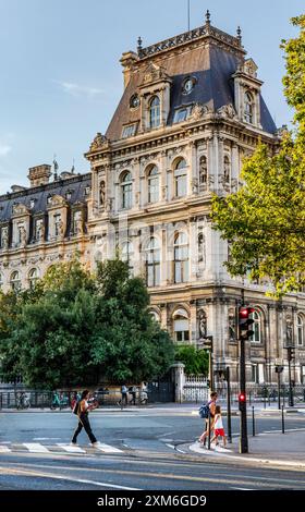 Außenansicht des Hôtel de Ville, Rathaus von Paris, im 19. Jahrhundert im Stil der französischen Renaissance wiederaufgebaut, Menschen, die die Straße überqueren, Paris, Frankreich Stockfoto