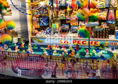 Der luna-Park und der Jahrmarkt Fête des Tuileries im Tuileriengarten, der jährlich im Sommer in Paris stattfindet, mit Attraktionen und Spielen Stockfoto