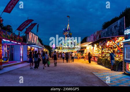 Der luna-Park und der Jahrmarkt Fête des Tuileries im Tuileriengarten, der jährlich im Sommer in Paris stattfindet, mit Attraktionen und Spielen Stockfoto