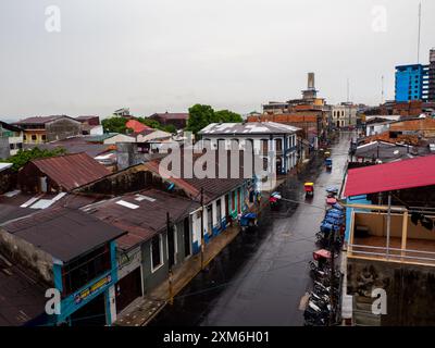 Iquitos, Peru - September 2019: Straße einer kleinen tropischen Stadt am Ufer des Amazonas. Amazonien. Südamerika. Stockfoto