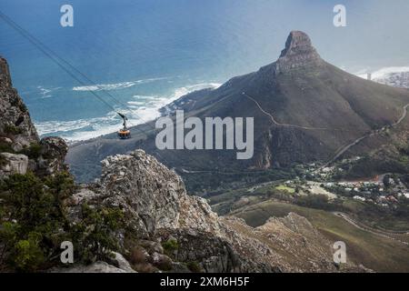 Panoramablick auf den Lion’s Head Mountain und die Seilbahn vom Tafelberg-Nationalpark aus Stockfoto