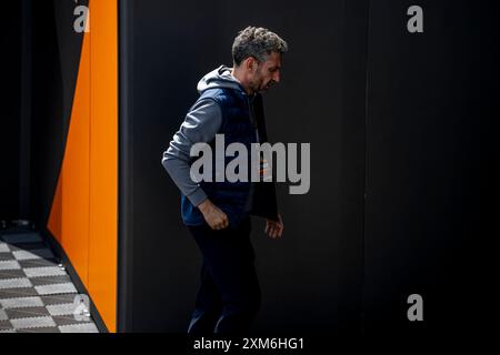 Stavelot, Belgien, 25. Juli 2024, Andrea Stella, das Team-Prinzip des McLaren F1-Teams, das am Aufbau teilnimmt, Runde 14 der Formel-1-Meisterschaft 2024. Quelle: Michael Potts/Alamy Live News Stockfoto