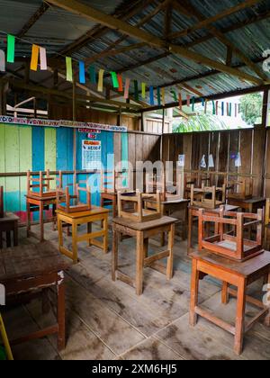 Puerto Miguel, Peru - April 2022: Grundschule in einem kleinen Dorf im Dschungel der Wunder. Tropische Regenwälder. Lateinamerika. Stockfoto