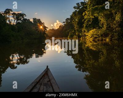 Blick auf den Sonnenuntergang vom hölzernen Boot auf der Mata Mata Lagune in der Nähe des Javari River. Amazonien. Südamerika. Stockfoto