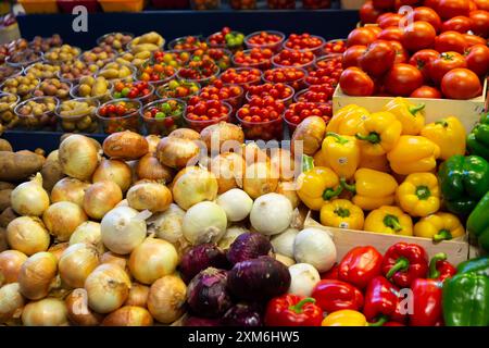 Frisches Gemüse und Obst auf Einem Markt Stockfoto