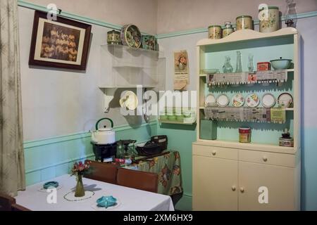 Nachbau einer alten Wohnung im District Six Museum, Kapstadt Stockfoto