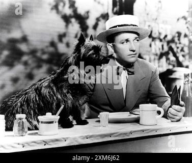 BING CROSBY mit Hund in DOPPEL ODER NICHTS 1937 Regisseur THEODORE REED Editor Edward Dmytryk Kostümdesign Edith Head Paramount Pictures Stockfoto