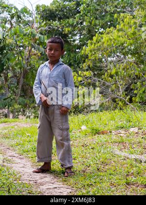 San Pedro, Brasilien - Sep 2017: Porträt eines Jungen mit Bogen und Pfeil- Einheimischer des Amazonas-Regenwaldes. Amazonien. Lateinamerika Stockfoto